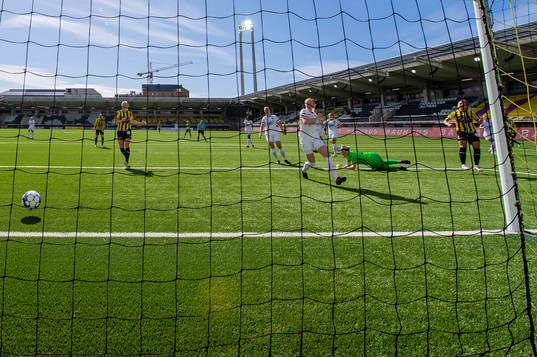 Häckens Johanna Rytting Kaneryd gör 2-0 bakom Eskilstunas