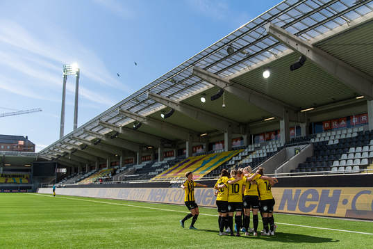 Häckens Johanna Rytting Kaneryd jublar med lagkamrater