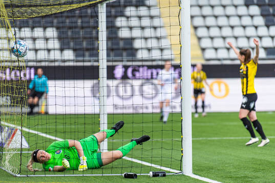 Eskilstunas målvakt Emma Holmgren ser bollen gå in till