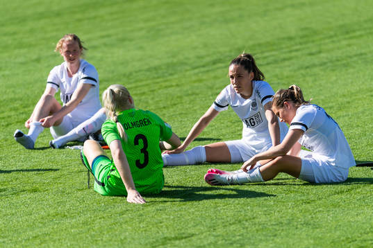 Eskilstunas målvakt Emma Holmgren och Anna Oskarsson
