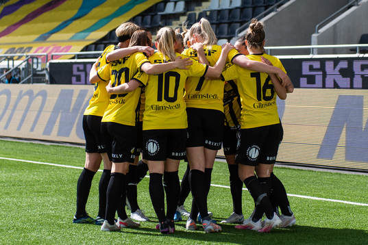 Häckens Johanna Rytting Kaneryd jublar med lagkamrater