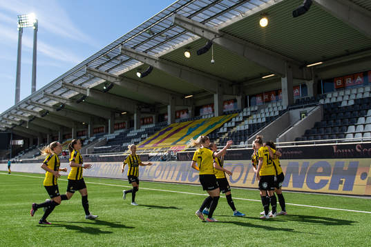 Häckens Johanna Rytting Kaneryd jublar med lagkamrater