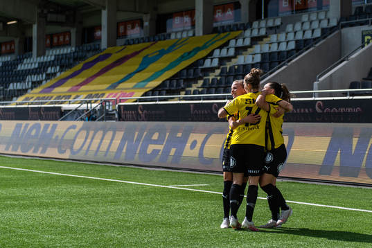Häckens Lotta Ökvist och Filippa Angeldahl jublar med