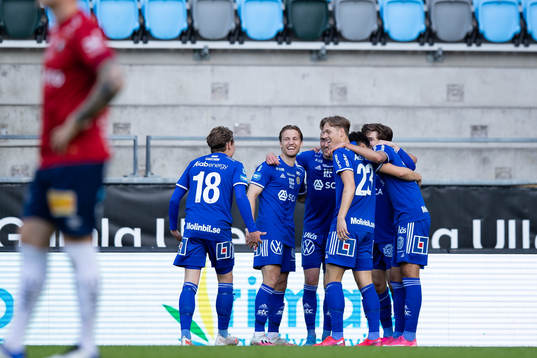 Sundsvalls Johan Bengtsson jublar med lagkamrater