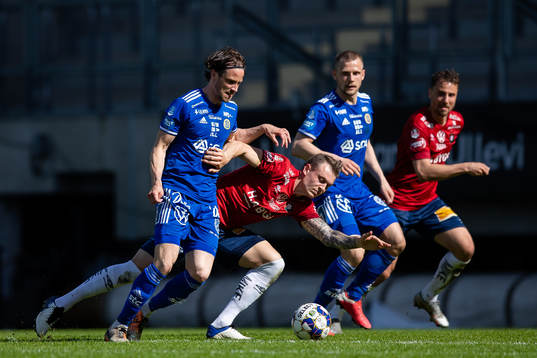 Sundsvalls Linus Hallenius tar sig förbi Örgrytes Marcus
