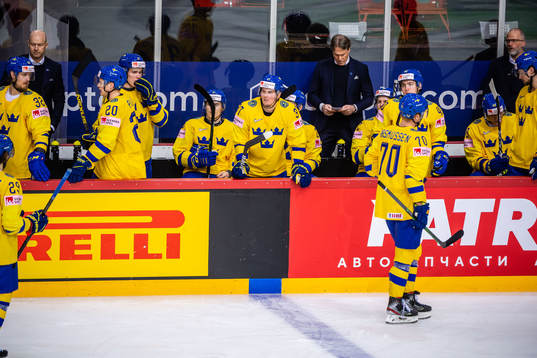 Players and Johan Garpenlöv, Head coach of Sweden looks