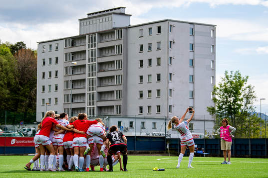 Guro Bergsvand and the players of Sandviken take a team