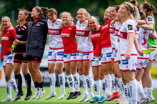Rakel Engesvik, Guro Bergsvand and the players of Sandviken