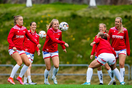 Ida Holm Neset of Sandviken warms up