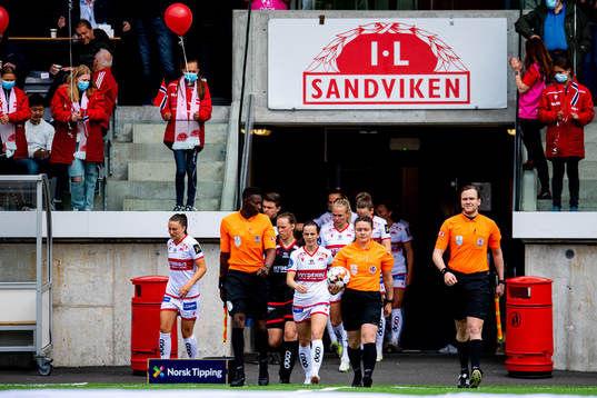 Tuva Hansen and the players of Sandviken enter the pitch