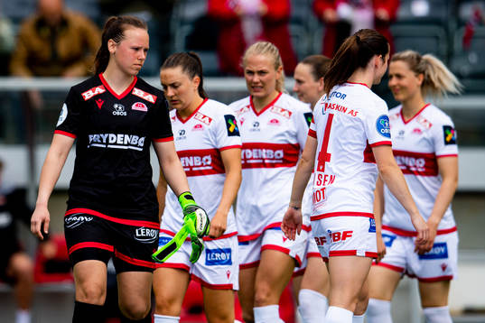 Goalkeeper Sandra Stavenes and the players of Sandviken