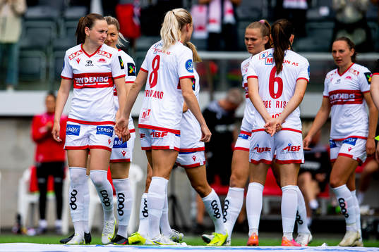 Vilde Hasund and the players of Sandviken enter the pitch