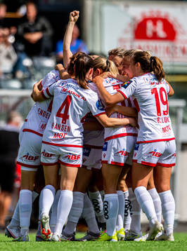 Tuva Hansen, Marit Bratberg Lund and the players of