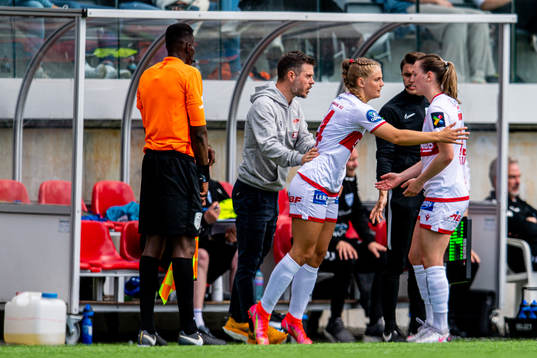 Alexander Straus, head coach of Sandviken, Vilde Drange