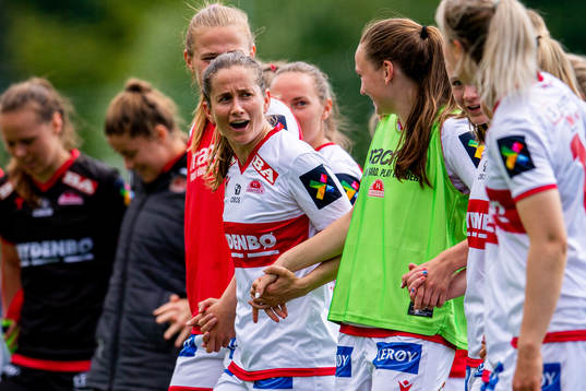 Ingrid Ryland and the players of Sandviken celebrate