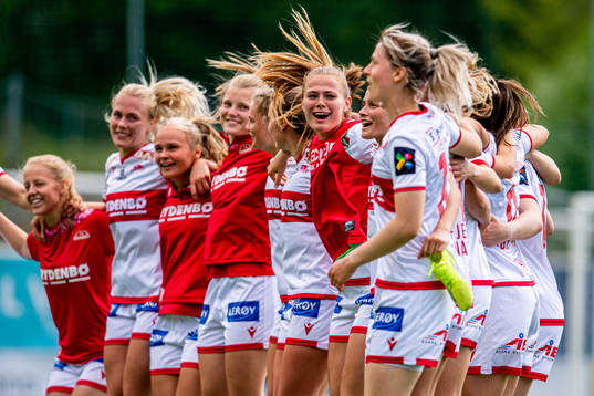 Marthine Østenstad, Ingrid Ryland and the players of