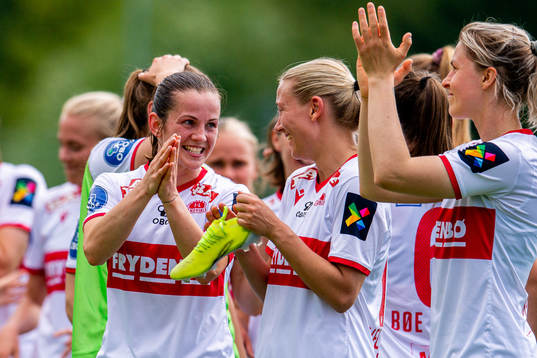 Tuva Hansen, Lisa Fjeldstad Naalsund and the players of