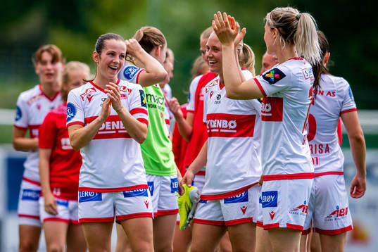 Tuva Hansen, Lisa Fjeldstad Naalsund and the players of