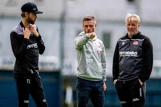 Thomas Lyngbø, Alexander Straus, head coach of Sandviken,