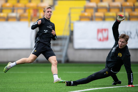 Jeppe Møldrup Okkels och målvakt Mathias Dyngeland