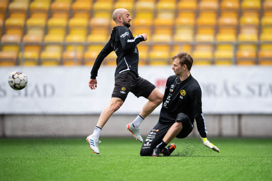 Robert Gojani och målvakt Simon Andersson
