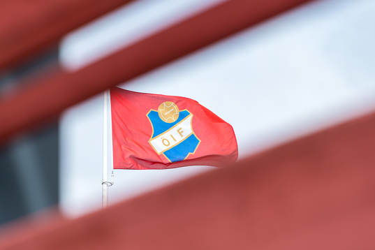 Flagga med Östers klubbmärke före fotbollsmatchen i