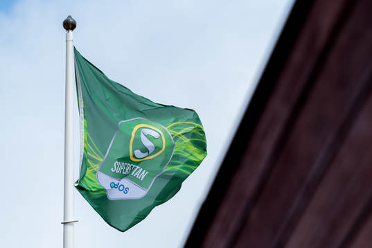 Flagga med superettan logo före fotbollsmatchen i