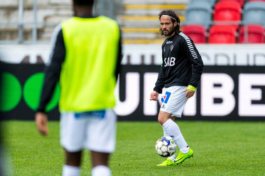 Brages Robbin Sellin värmer upp före fotbollsmatchen i