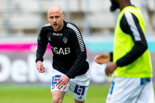 Brages Oscar Lundin värmer upp före fotbollsmatchen i