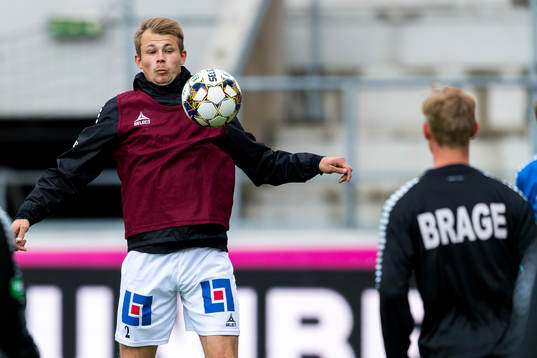 Brages Alexander Zetterström värmer upp före