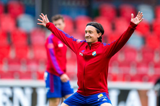 Östers Mattias Pavic värmer upp före fotbollsmatchen i