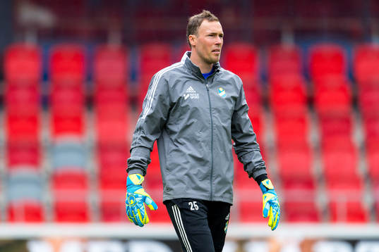 Östers målvakt Robin Malmkvist värmer upp före