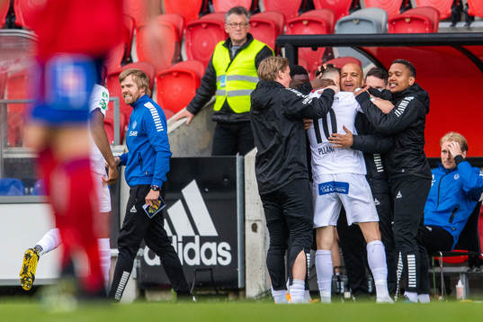 Brages Leonard Pllana jublar med tränare Klebér