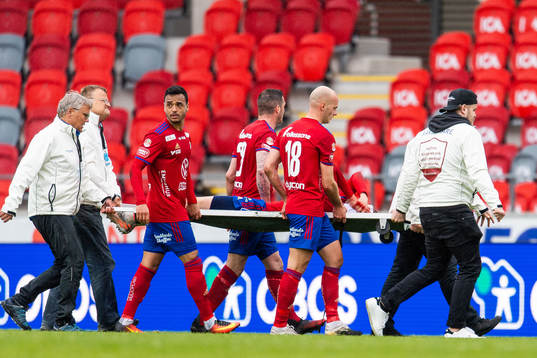 Östers Nicolas Mortensen bärs ut på bår