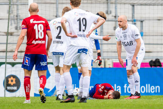 Östers Nicolas Mortensen ligger ner skadad
