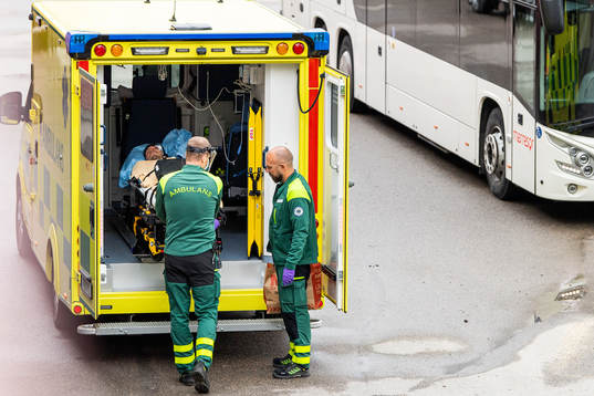Östers Nicolas Mortensen transporteras i ambuland