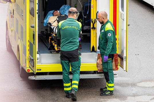 Östers Nicolas Mortensen transporteras i ambuland
