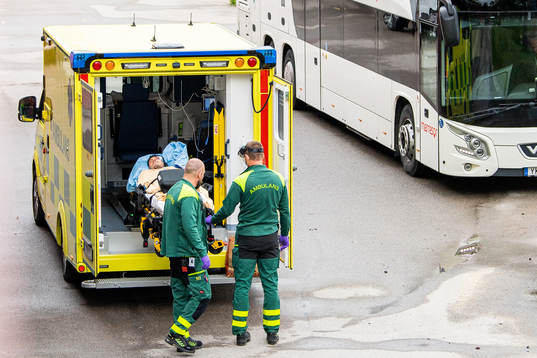 Östers Nicolas Mortensen transporteras i ambuland