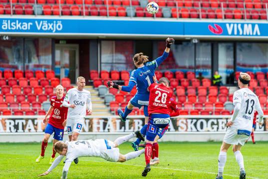 Brages Alexander Zetterström och målvakt Adrian Engdahl