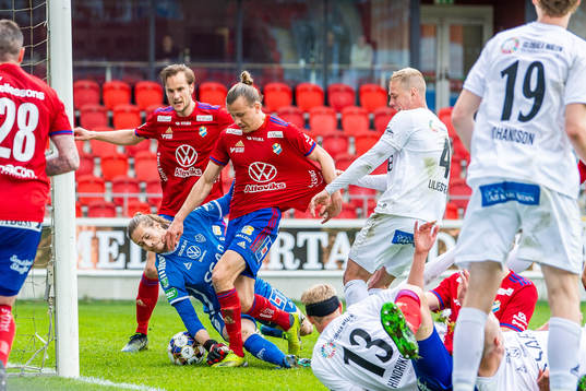 Östers Jesper Jonasson Westermark oroar framför Brages