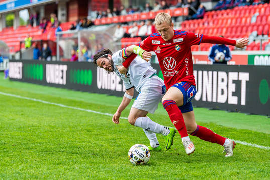 Brages Robbin Sellin och Östers Billy Nordström i kamp om