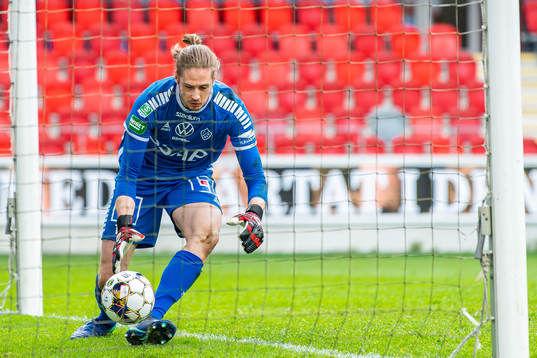 Brages målvakt Adrian Engdahl deppar