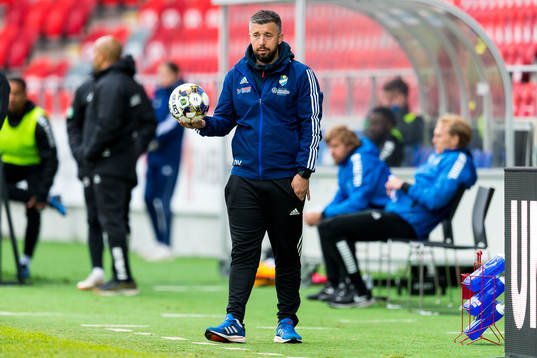 Östers tränare Dennis Velic deppar