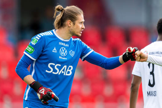 Brages målvakt Adrian Engdahl jublar