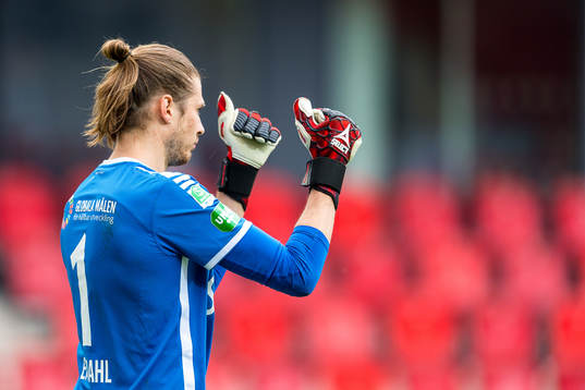 Brages målvakt Adrian Engdahl jublar