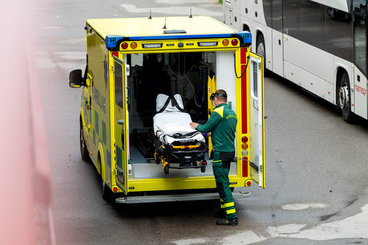 Ambulans utanför arenan