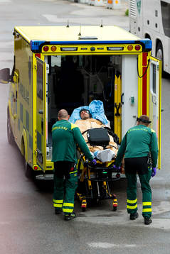 Östers Nicolas Mortensen transporteras i ambulans