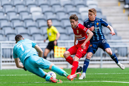 IFK Göteborgs målvakt Giannis Anestis och Gustaf Norlin i
