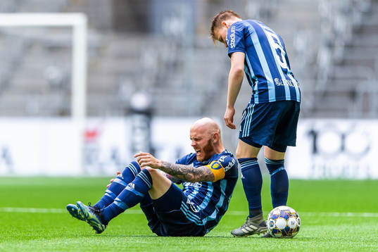 Djurgårdens Magnus Eriksson har ont och ses om av Elliot