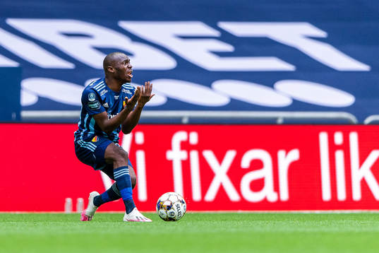Djurgårdens Edward Chilufya reagerar på ett domslut